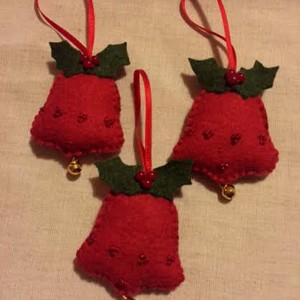 Decoratiuni din fetru pentru pomul de Craciun, clopotei cu frunze de holly, , , ARTYNOS