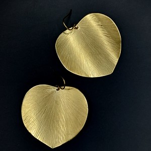 Cercei cu petale în stil minimalist din alamă lucioasă -  - Artynos.ro Cercei cu petale în stil minimalist din alamă lucioasă -  - Artynos.ro