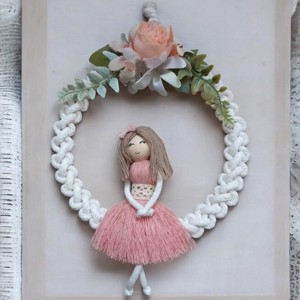Decoratiune de perete de primavara - papusa macramé cu flori - Artynos.ro