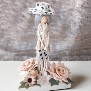 Fata cu palarie cu flori decor de masa, , , Fetita cu palarie eleganta in stil vintage din fir macramé, decorata cu flori pe o baza alba din le..., ARTYNOS