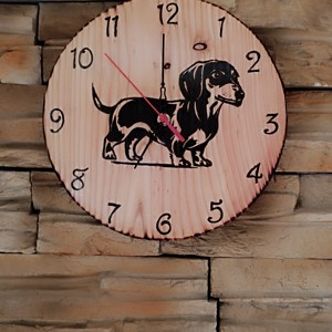 Ceas de perete din lemn cu câine dachshund -  - Artynos.ro