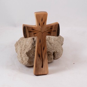 Cruce din lemn modelată, cruce de perete -  - Artynos.ro