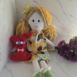 Papusa Daria- Floarea soarelui din Colectia Povesti din gradina de vara - jucării și echipamente pentru copii - jucării și accesorii pentru copii - păpuși de joacă - Artynos.ro