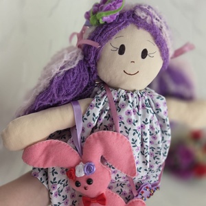 Papusa Iris - Lavanda din Colectia gradina de vara - jucării și echipamente pentru copii - jucării și accesorii pentru copii - păpuși de joacă - Artynos.ro