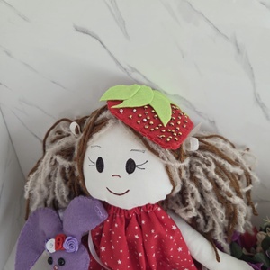 Papusa Mara - Capsunica din Colectia Gradina de vara - jucării și echipamente pentru copii - jucării și accesorii pentru copii - păpuși de joacă - Artynos.ro