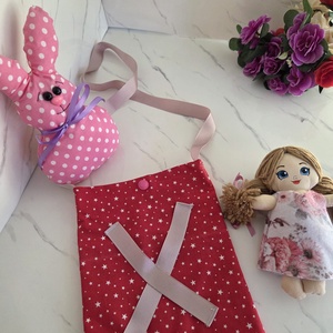 Set de joaca cu poseta rosie , Jucarii si echipamente pentru copii, Jucarii si accesorii pentru copii, Papusi de joaca, Cusatura, Setul de joaca este format din poseta din bumbac dublat cu panglica ripsata , pentru purtare crossb..., ARTYNOS