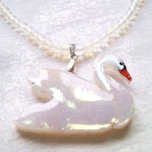Pandantiv lebădă albă pe colier moonstone-opalit - bijuterii - coliere - pandative - Artynos.ro