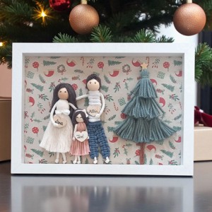 Cadou de Craciun: portret de familie macramé personalizat in rama alba (21x30 cm) - Artynos.ro