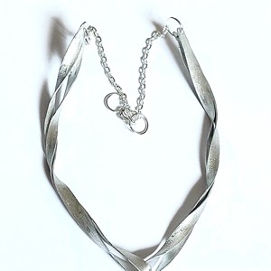 Colier răsucit din aluminiu -  - Artynos.ro Colier răsucit din aluminiu -  - Artynos.ro