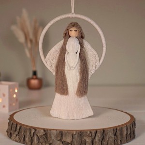 Macrame inger decor de perete - inger lung alb imbracat cu aripi pe un cerc macrame - Artynos.ro