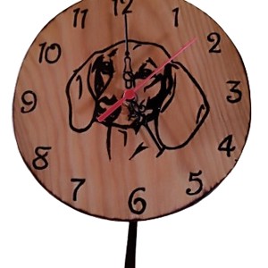 Ceas din lemn cu câine dachshund -  - Artynos.ro