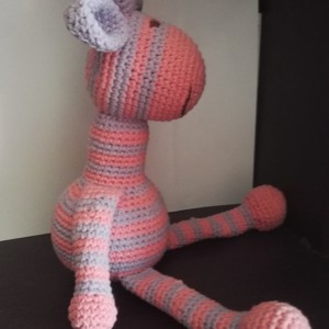 Girafa cu dungi - jucării și echipamente pentru copii - plușuri - girafă de pluș - Artynos.ro