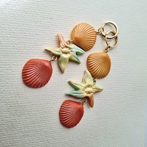Cercei lungi de vara, Bijuterii, Cercei, Cercei lungi, Altele, Confectionarea bijuteriilor, Cercei lungi cu tematica de vara si vacanta.
Sunt formati din scoici si o stea de mare. 
Toate acce..., ARTYNOS