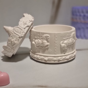 Cutie Ceramică Magic Carousel  Organizator Bijuterii sau Recipient Lumânare, Handmade Alb - casă & stil de viață - decorațiuni de casă - decorațiuni de masă și rafturi - cutii de decor - Artynos.ro