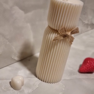 Lumânare decorativă striată, alb crem (ivory), realizată manual - casă & stil de viață - lumânări, parfumuri, arome - lumânări artizanale - Artynos.ro