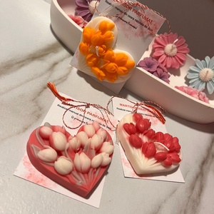 Mărțișor Inimă cu Lalele  Lumânare Parfumată din Ceară de Soia - bijuterii - mărțișor - Artynos.ro