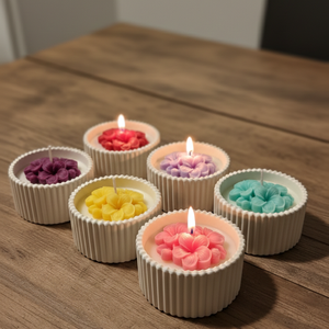 Lumanare Artizanala in Recipient Ceramic - Model Floral 3D, Ceara Naturala, Culori Pastelate - Artynos.ro