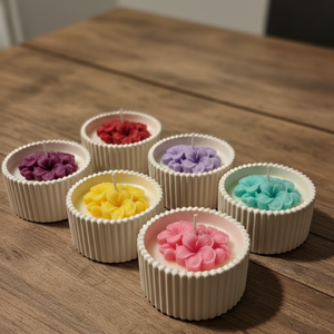 Lumânare Artizanală în Recipient Ceramic - Model Floral 3D, Ceară Naturală, Culori Pastelate - casă & stil de viață - lumânări, parfumuri, arome - lumânări artizanale - Artynos.ro