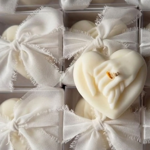 Marturii nunta lumanari din ceara de soia � inima cu maini, handmade, cadou invitati elegant - Artynos.ro