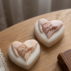 Mărturii nuntă lumânări din ceară de soia � inimă cu mâini, handmade, cadou invitați elegant - accesorii nuntă - amintiri și cadouri de nuntă - cadouri de bun venit nuntă - Artynos.ro