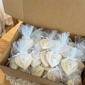 Mărturii nuntă lumânări din ceară de soia � inimă cu mâini, handmade, cadou invitați elegant - accesorii nuntă - amintiri și cadouri de nuntă - cadouri de bun venit nuntă - Artynos.ro