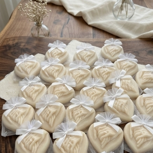 Mărturii nuntă lumânări din ceară de soia � inimă cu mâini, handmade, cadou invitați elegant - accesorii nuntă - amintiri și cadouri de nuntă - cadouri de bun venit nuntă - Artynos.ro