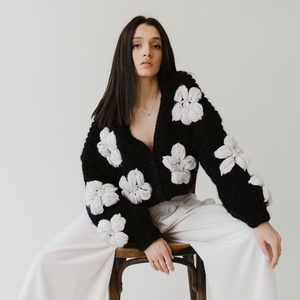 Pulover Negru cu Flori Albe - îmbrăcăminte și modă - haine damă - hanorace, cardigane - Artynos.ro