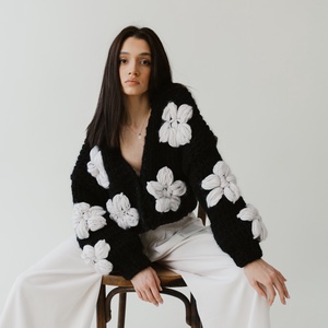 Pulover Negru cu Flori Albe - îmbrăcăminte și modă - haine damă - hanorace, cardigane - Artynos.ro