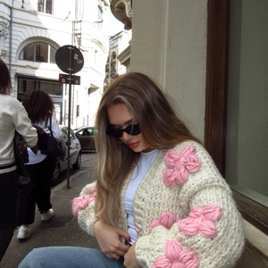 Pulover Crem cu Flori Roz Deschis - Artynos.ro