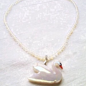 Pandantiv lebădă albă pe colier moonstone-opalit - bijuterii - coliere - pandative - Artynos.ro