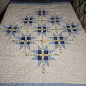 Patchwork cuvertura cu model de fereastra catedrala, , , Cuvertura patchwork cu un model de fereastra de catedrala, pe un fundal alb cu mici nuante de galbe..., ARTYNOS