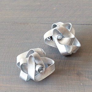 Cercei cu trandafiri din aluminiu -  - Artynos.ro Cercei cu trandafiri din aluminiu -  - Artynos.ro