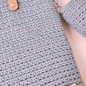 Husă pentru laptop croșetată, cu dimensiuni și culori personalizate � cadou cu suport detașabil pentru încărcător - genți și portofele - geantă laptop - Artynos.ro