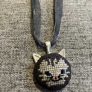 colier brodat cruce cu pisoi -  - Artynos.ro