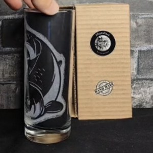 Pahar de sticlă cu model de crap, gravat manual  -  - Artynos.ro