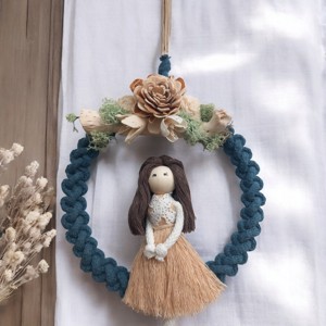 Decorațiune de perete din macramé albastru benzină cu păpușă din macramé bej-maro, fructe naturale, lichen -  - Artynos.ro