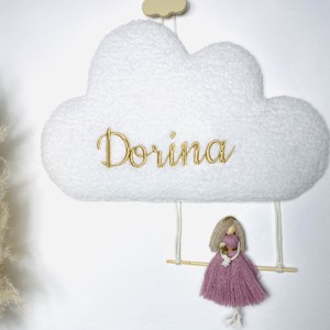 Decorațiune de perete personalizată cu nori de miel brodați și păpușă macramé cu balansoar opțională -  - Artynos.ro