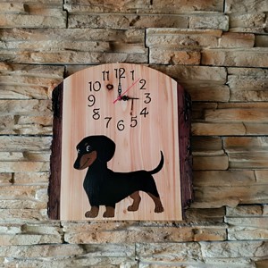 Ceas de perete mare din lemn decorat cu câine teckel -  - Artynos.ro