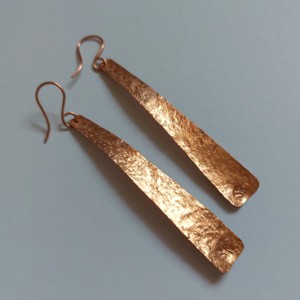 Cercei băț de aur în cupru - bijuterii - cercei lungi - Artynos.ro Cercei băț de aur în cupru - bijuterii - cercei lungi - Artynos.ro