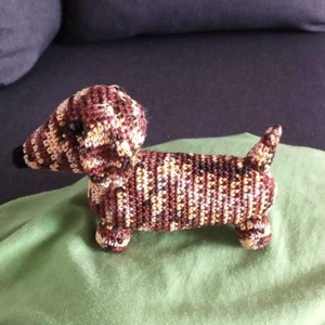 Harlequin teckel intuneric, , , Figurina amigurumi crosetata din bumbac 100% cu lungimea de 15 cm.
Se poate spala la masina.
O pot ..., ARTYNOS