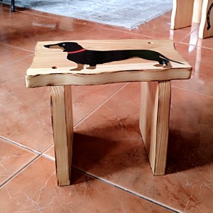 Taburet unic din lemn cu câine dachshund -  - Artynos.ro