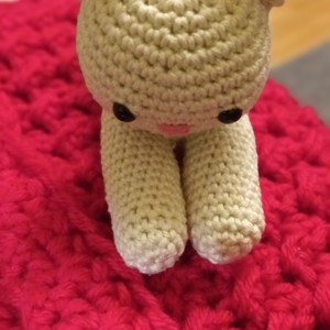 Pisicuță culcată - jucării și echipamente pentru copii - plușuri - pisică de pluș - Artynos.ro