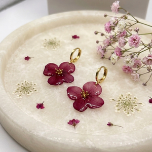 Cercei „Hortensia Regala” – Aur 18K si Flori Naturale, Bijuterii, Cercei, Cercei din rasina, , Colectia: Petalele lunii Mai
Piesa nr.: 15/31
✨ Descriere:
Sarbatorim mijlocul colectiei noastre cu..., ARTYNOS