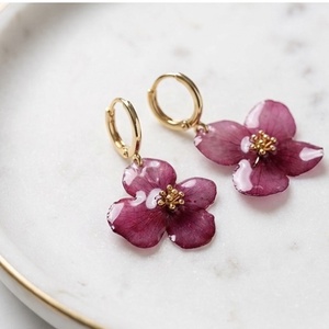 Cercei Hortensia Regală � Aur 18K și Flori Naturale - bijuterii - cercei - cercei din rășină - Artynos.ro