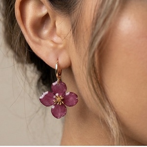 Cercei Hortensia Regală � Aur 18K și Flori Naturale - bijuterii - cercei - cercei din rășină - Artynos.ro