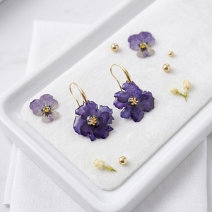 Cercei Handcrafted Flori Naturale și Aur 18K - bijuterii - cercei - cercei din rășină - Artynos.ro