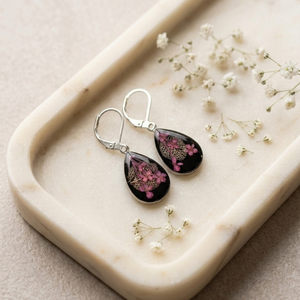 Cercei Picatura din Rasina cu Flori de Dantela Pink si Schelete de Frunza - Argint 925, Bijuterii, Cercei, Cercei din rasina, , Adaugati o nota de eleganta naturala si artizanala tinutei dvs. cu acesti cercei picatura unici, lu..., ARTYNOS