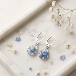 Cercei Micuti Amintiri Albastre cu Flori Naturale Forget-me-not, Argint 925 si Otel Inoxidabil - Artynos.ro