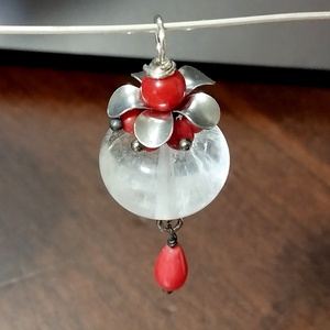 Cristal de stanca, coral si sidef, accesorii din otel inoxidabil compun un pandantiv interesant cu marimea de 1.80x6 cm  - bijuterii - coliere - pandative - Artynos.ro