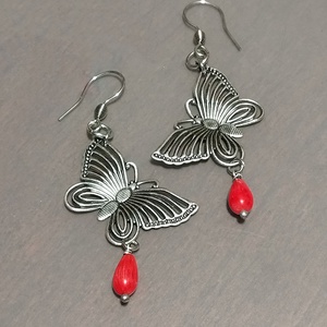 Fluturasi si coral, Bijuterii, Cercei, Cercei din pietre semipretioase, Confectionarea bijuteriilor, Cercei din fluturasi de 18x30mm placati cu argint, decorati cu picatura de coral si tortite din ote..., ARTYNOS